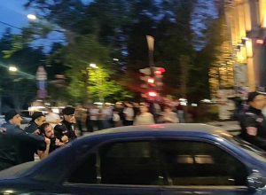 Հանրահավաքի մասնակից մի կին բռունցքով հարվածել է ոստիկանության ծառայողի գլխին․ ՔԿ