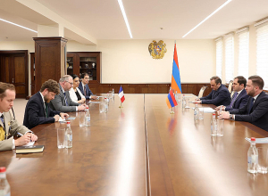 Сурен Папикян принял члена Сената Франции по внешним отношениям