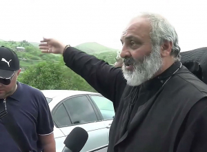 Мы в нашей стране стали пленниками, мне стыдно за армянских полицейских: Отец Баграт