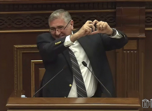 Председатель НС показывает сердечко, ясно, что НС должно быть на уровне плинтуса