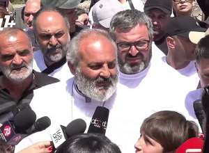 Мы с призывом к примирению, готовы простить; а если произойдет какое-либо столкновение, виноваты будут они: Отец Баграт