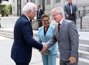 Президент Ваагн Хачатурян встретился с мэром Лос-Анджелеса Карен Басс