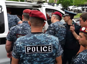 Ոստիկանները բերման են ենթարկում անհնազանդության ակցիայի մասնակիցներին