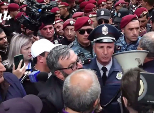 Ժողովրդին մի´ահաբեկեք, թողեք մենք խաղաղ երթ ենք անում. լարված իրավիճակ Սրբազանի գլխավորած երթին