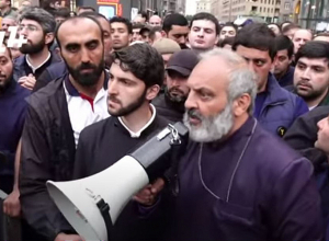 У вас столько войск, идите и охраняйте границы