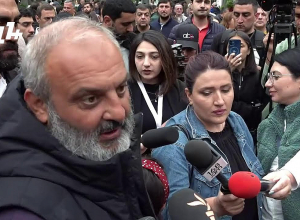 Բագրատ Սրբազանը օրը ամփոփում է Սուրբ Աննա եկեղեցու բակում. ՈՒՂԻՂ