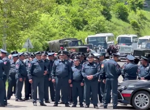 В настоящее время подходы к Киранцу охраняет большое количество полицейских