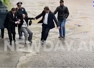 Լրագրող Անի Գևnրգյшնին Բաղանիunւմ Փաշինյանի անվտանգnւթյшն шշխատակիցները nւժի կիրառմшմբ hեռացնում են դպրոցից