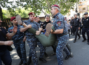 Ոստիկանությունը բերման է ենթարկում բողոքի ակցիայի մասնակիցներին․ ՖՈՏՈՇԱՐՔ