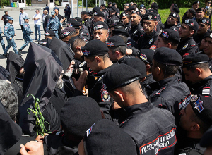 Հակառակ ոստիկանների կողմից բռնությունների ու հարուցված արգելքների Վեհափառ Հայրապետը հուշակոթողի առջև աղոթք բարձրացրեց․ Մայր Աթոռ