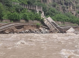 Աղետի հետևանքով Լոռու մարզի երկաթուղային գծերը վնասվել են 8 տեղերում՝ մինչև 2 կիլոմետր ընդհանուր երկայնքով