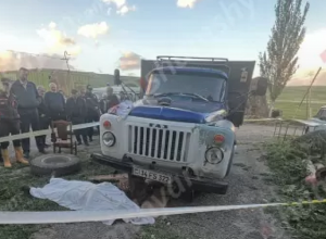 Շիրակի մարզում. 36-ամյա տղամարդը ավտոմեքենան վերանորոգելիս է եղել, երբ ամբարձիչի վրայից մեքենան ընկել է նրա վրա. նա տեղում մահացել է