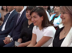 Анна Акопян вручила первоиюньские подарки воспитанникам различных детских домов и центров занятости