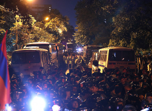 Ոստիկանները Դեմիրճյան փողոցում փակել են  երթի մասնակիցների ճանապարհը