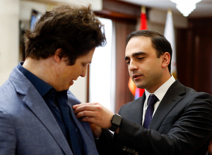 Տիգրան Ավինյանը աշխարհահռչակ ջութակահար Ավգուստին Հադելիխին պարգևատրել է Երևանի քաղաքապետի ոսկե մեդալով