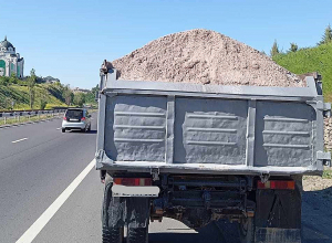 Ապօրինի սևահողի տեղափոխման ու օդի աղտոտման համար տուգանվել է բեռնատարի 14 վարորդ