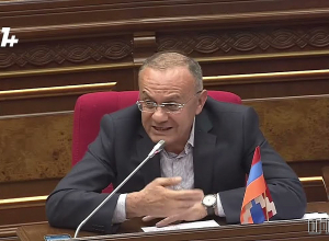 «Начальник полиции и его заместители сами нарушают закон: без головного убора, руки в карманах»