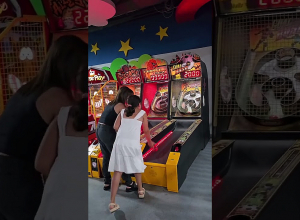 Празднуем успешную сдачу экзаменов: видео Анны Акопян с дочерью