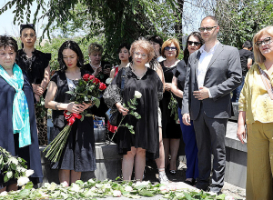 Երվանդ Քոչարի հիշատակի խնկարկման արարողություն՝ Երևանի քաղաքային պանթեոնում