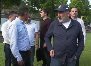 Ֆուտբոլի տոմսերը վաճառո՞ւմ եք, թե ձրի ա, կամաց-կամաց պետք ա վաճառեք. Փաշինյանը Կապանի մարզադաշտում