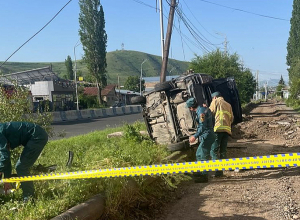 «Lada»-ն դուրս է եկել ճանապարհի երթևեկելի հատվածից, բախվել սյանը՝ վնասելով հեռախոսակապի մալուխներ և կողաշրջվել