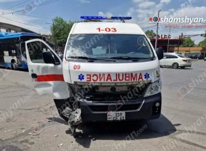 Երևանում շտապօգնության մեքենան վթարի է ենթարկվել, բուժքույրը տեղափոխվել է հիվանդանոց
