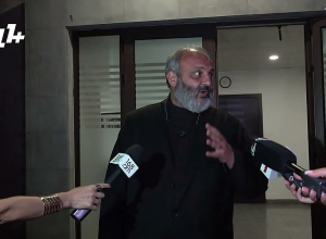 «Էս էլ բանալիները». Բագրատ սրբազանը իր մեքենան նվիրեց Շահրամանյանին