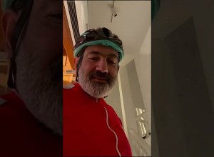 До и после забега мы обсуждаем организационные вопросы велокампании «Вокруг Севана»: Пашинян