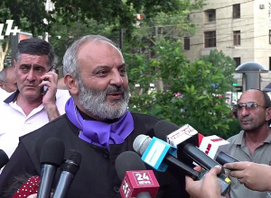 Բագրատ սրբազանը եկեղեցու բակում ներկայացնում է հետագա անելիքները․ ՈՒՂԻՂ