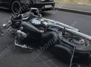 Արտակարգ դեպք՝ Երևանում. «Kawasaki» մոտոցիկլը բախվել է բազալտե եզրաքարին ու կողաշրջվել