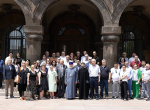 Ամենայն Հայոց Կաթողիկոսն ընդունել է «Իզմիրլյան» ԲԿ-ի տնօրինությանը և բուժանձնակազմին