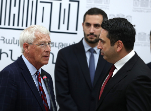 Будьте осторожны, чтобы «большой русский медведь» не попытался занять доминирующее положение: Предупреждение американского сенатора Баку