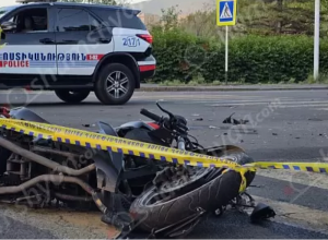 Աբովյանի քաղաքապետարանի մոտ բախվել են «Toyota»-ն ու մոտոցիկլը. վերջինը կողաշրջվել է, մոտոցիկլավարը տեղափոխվել է հիվանդանոց