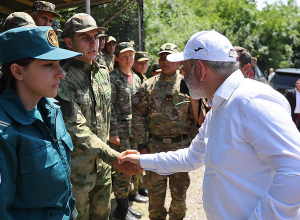 Փաշինյանը հետևել է բանակային խաղերի շրջանակում անցկացված մարտական փոխանցումավազքի մրցումներին