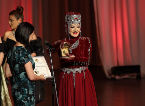 Ժաննա Անդրեասյանը Սոֆի Դևոյանին պարգևատրել է ԿԳՄՍՆ ոսկե մեդալով