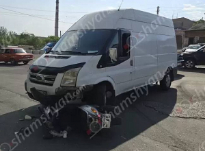 Բախվել են ավտոմեքենան ու մոպեդը. վերջինը կողաշրջվել է, օտարերկրացի մոպեդավարը տեղափոխվել է հիվանդանոց