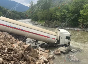 Լոռիում մի քանի տոննա հեղուկ գազ տեղափոխող բեռնատարը մասամբ հայտնվել է Դեբեդ գետում