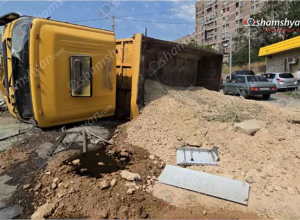 Երևանում բախվել են բեռնատարն ու «Mazda», «Mercedes» և «Seat» մակնիշի ավտոմեքենաները. բեռնատարը կողաշրջվել է