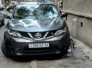 Երեւանում 11-ամյա տղան 5-րդ հարկի տանիքից ընկել է Nissan-ի վրա