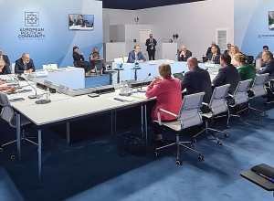 Премьер-министр принял участие в обсуждении за круглым столом на тему “Защищая и обеспечивая демократию”