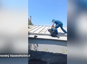 Տեղեկություն է ստացվել, որ շենքերից մեկի տանիքին քաղաքացի է բարձրացել և սպառնում է ինքնասպանություն գործել
