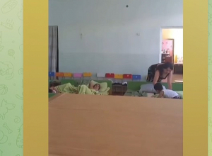 Համացանցում տեսանյութ է տարածվում մանկապարտեզի ննջասենյակից․ կադրերում կինը ֆիզիկական բռնության է ենթարկում երեխային