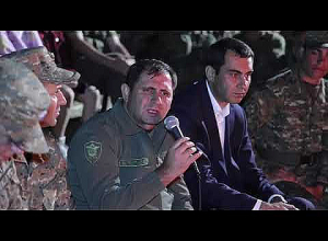 Սուրեն Պապիկյանը խարույկի շուրջ հանդիպում է ունեցել ճամբարականների և նոր ընդունված կուրսանտների հետ