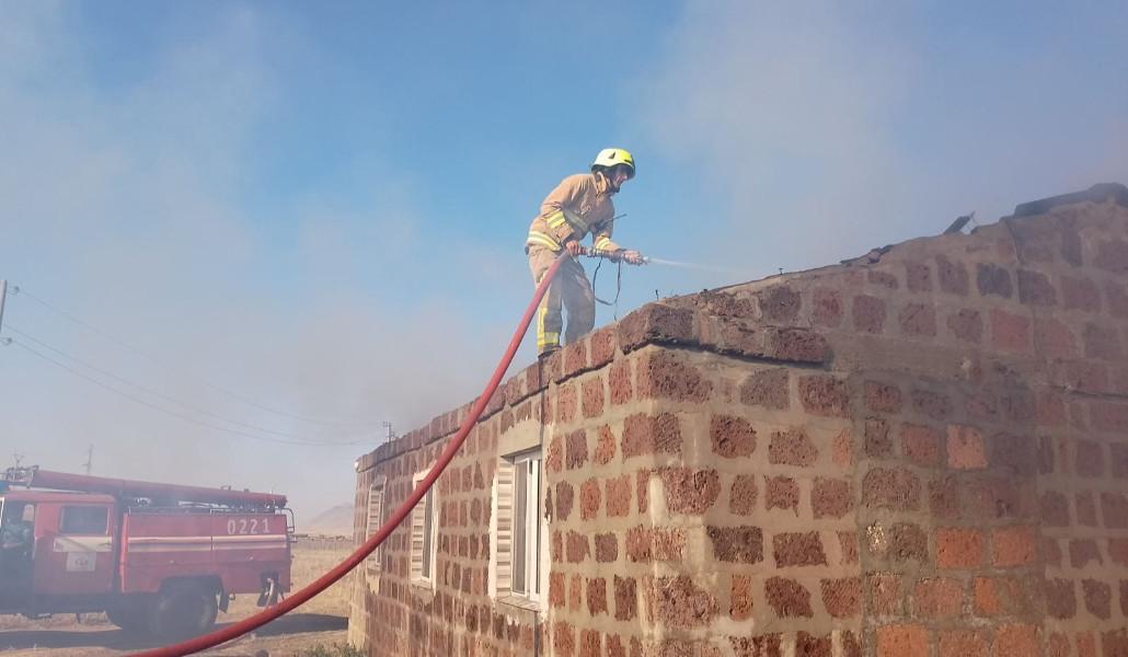 Հրդեհ տան տանիքում․ տուժածներ չկան (2)