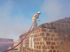 Մաստարա գյուղում այրվում է տան տանիք