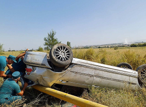 Երևան-Արտաշատ ավտոճանապարհին «BMW»-ն դուրս է եկել ճանապարհի երթևեկելի հատվածից և շրջվել գազատար խողովակի վրա