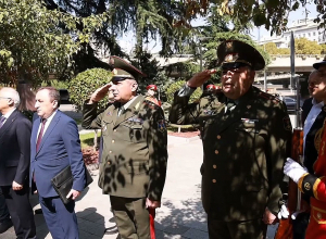 Папикян побывал на Площади Героев, возложил венок к мемориалу