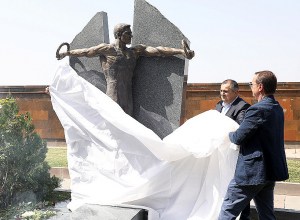 В Пантеоне состоялась церемония открытия бронзовой статуи легендарного гимнаста Альберта Азаряна