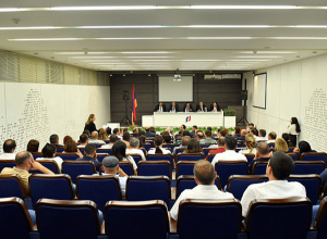 ՊԵԿ նախագահը տնտեսվարողների հետ քննարկել է հսկիչ նշաններով ապրանքների դրոշմավորման գործընթացը