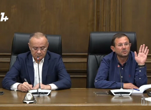 Вы представляете, в воинских частях Гарегина Нжде представляют как предателя, клоуна?